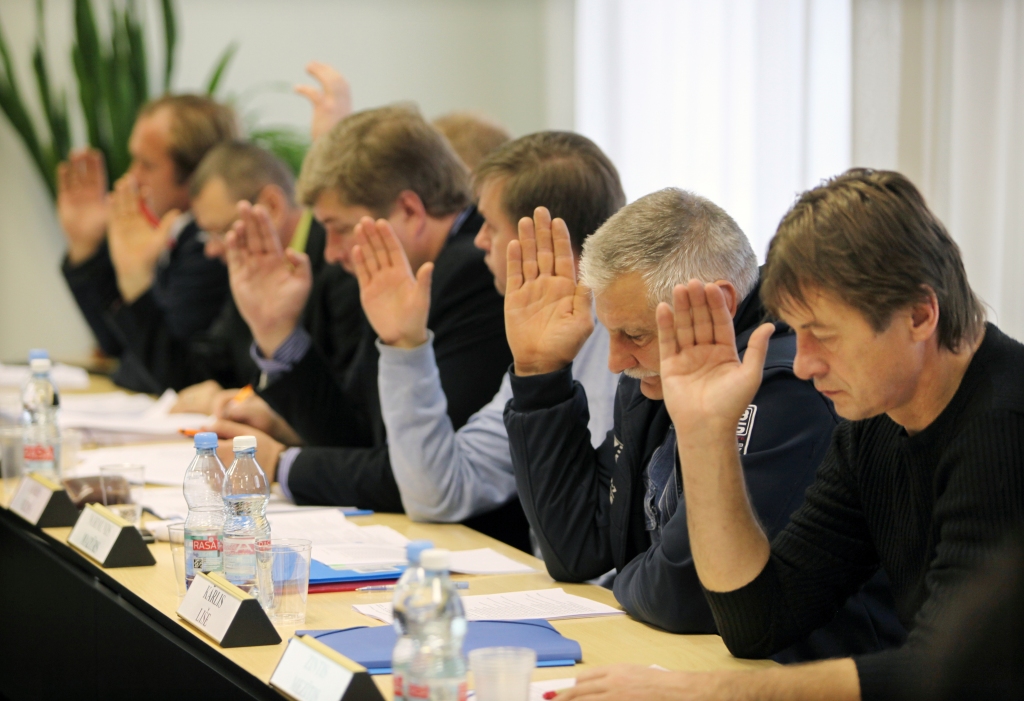 No malas ļoti saskaņota domubiedru grupa. Tāds rodas iespaids par partijas “Reģionu alianse” deputātiem Gulbenes novada domē. Izrādās, ka deputāta Zinta Mezīša (pirmais no labās) viedoklis daudzos jautājumos ir atšķirīgs.                                                                
Autors: no “Dzirksteles” arhīva
