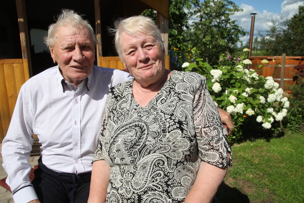 Māja, ko uzcēlis Andis Cinkuss, ir kā ligzda, kurā vienmēr gaida atgriežamies visus savējos. Jau ceturtdaļgadsimtu šai mājai ir vecie un jaunie saimnieki, jo zem viena jumta sadzīvo Andis ar Venerandu un viņu dēls Ainars ar sievu Ritu. Bieži ciemiņi ir mazbērni un mazmazdēliņš. 														                                   
Autors: Gatis Bogdanovs