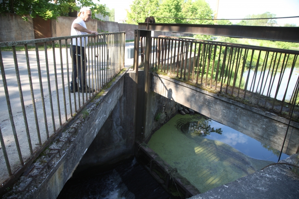 Ir vai nav vaina slūžās? Kāpēc Dzirnavu dīķī ir zems ūdens līmenis? Vai slūžas būtu jātīra un jāpielabo? Visus šos jautājumus “Dzirkstelei” uzdod vietējie iedzīvotāji. Pagaidām konkrētu atbildi noskaidrot nav izdevies. 		                                                                                   
Autors: Gatis Bogdanovs