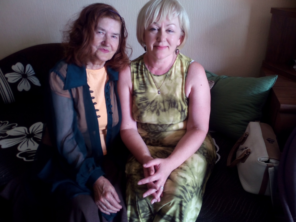 Teātrī – māte un meita. Pētera Sūča iestudētajā izrādē “Krīt klaudzot durvis” pirms 30 gadiem Austra Brūvere bija mamma, bet Aija Sūce – meita. 						       
Autors: Diāna Odumiņa