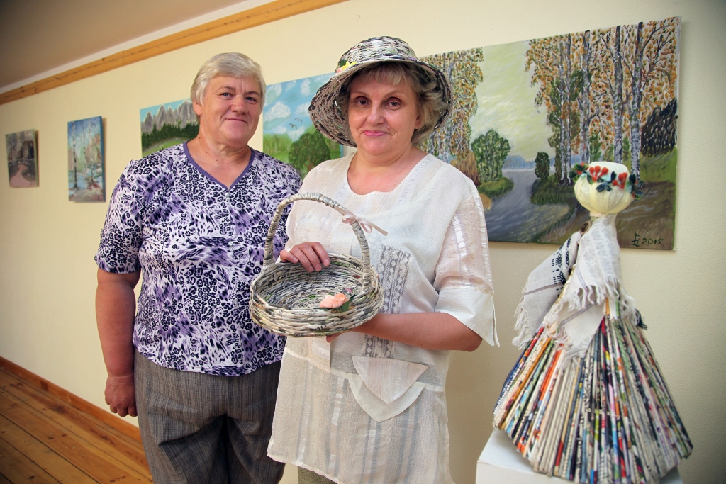 Gundega Kaspare veiksmīgi ir pierādījusi, ka no papīra var uzmeistarot daudz dažādu lietu. Karstā laikā noderēs papīra cepure. Praktiska un ērta. Izstādē papīra pinumus papildina Brigitas Lāces gleznotās dabas ainavas.									 
Autors:  Gatis Bogdanovs