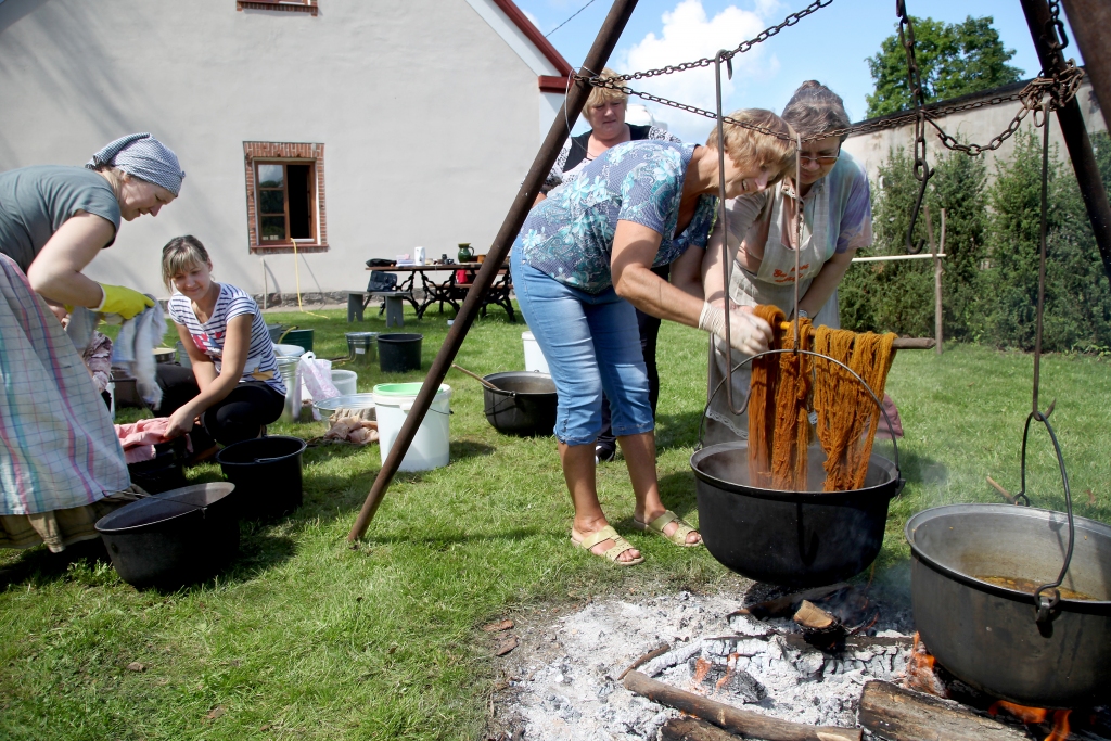 Teorija nav iedomājama bez prakses. To pierādīja arī divu dienu meistarklase, kas norisinājās pie Gulbenes novada vēstures un mākslas muzeja “Klēts” un bija veltīta vilnas krāsošanai ar augu krāsvielām. “Iznākums ir fantastisks!” aplūkojot augu krāsvielās krāsoto vilnas dziju, priecājas Maiga Dolgā (priekšplānā) un Ilga Meijere.  										    
Autors: Gatis Bogdanovs