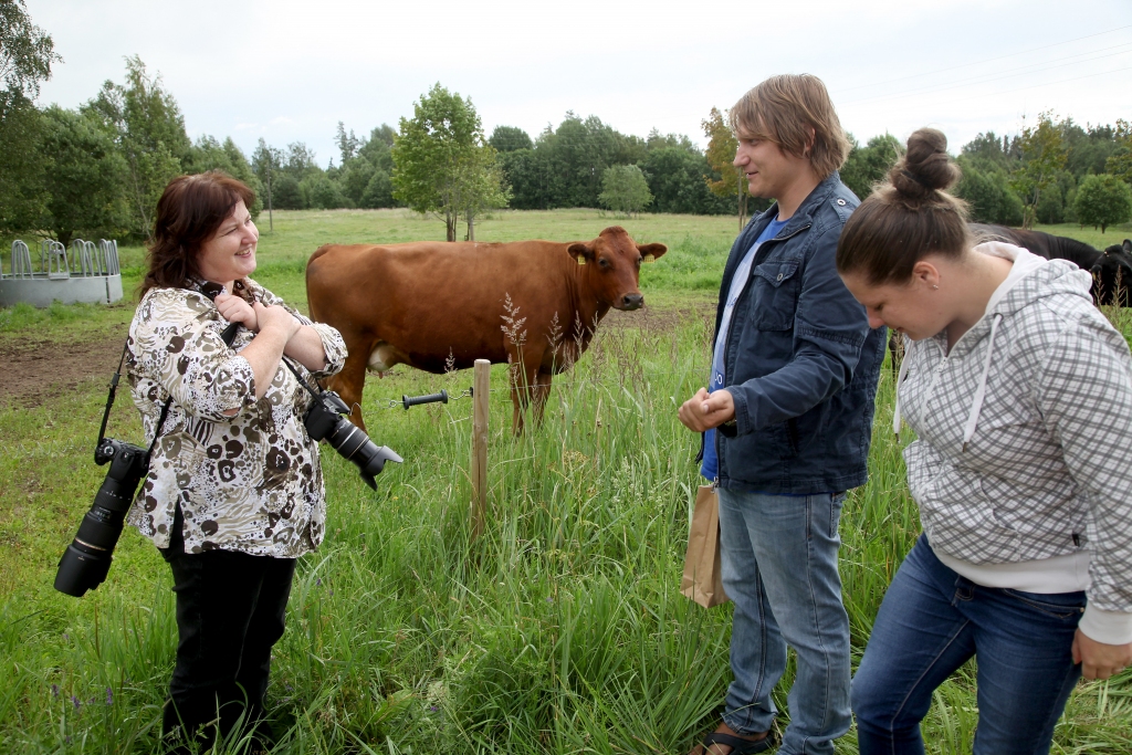 Redzēt tuvplānā govju ganāmpulku ar visu dzimumu un vecumu lopiņiem – tā ir eksotika. SIA “Stigas” saimnieki Signe un Artūrs Ceļmilleri (no labās) ļāva tirzmaliešiem apskatīt savus dzīvniekus. Daudzi izmantoja iespēju fotografēt, kā arī aprunāties. 		 
Autors:  Gatis Bogdanovs