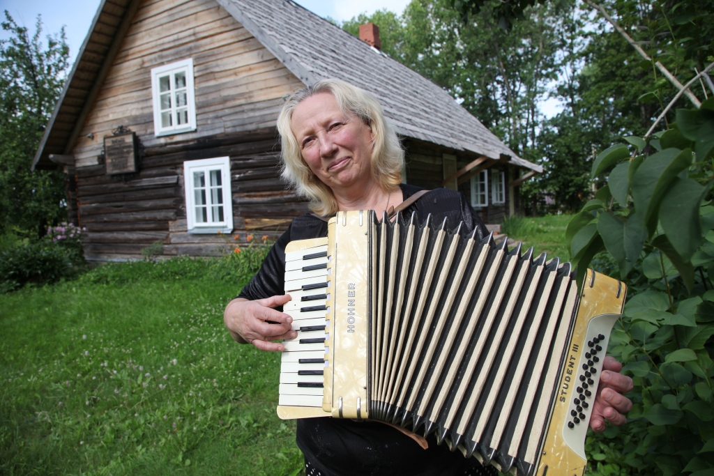 Lizumnietes Aivas Kraukles sirds un domas pieder Lizumam, kur viņa pavadījusi bērnību, mācījusies Lizuma vidusskolā un pēc studijām Latvijas universitātē arī strādājusi par skolotāju. Šobrīd, kad Aiva ir devusies pelnītā atpūtā, viņa lielu savas ikdienas daļu velta rakstnieka Apsīšu Jēkaba dzimto māju “Kalaņģi” uzturēšanai. Kopīgi ar citiem domubiedriem Aiva organizē vakarēšanas, ierāda dažādus amatus un uzņem tuvus un tālus ciemiņus. Viņa ir šīs mājas dvēsele. Ar Aivu tiekamies “Kalaņģos”, kur rīt ciemos tiek gaidīti Apsīšu Jēkaba dzimtas pārstāvji no Amerikas. “Esmu pārsteigta, kāds dvēseles miers valda “Kalaņģos”. Laikam tāpēc arī pašam rakstniekam šīs mājas vienmēr ir bijušas ārkārtīgi mīļas,” saka Aiva un ņem rokās no tēva mantoto vairāk nekā astoņdesmit gadus veco “honerīti”, lai uzspēlētu valsi no filmas “Zvejnieka dēls”. Akordeonu viņa ņem rokās arī tad, kad “Kalaņģos” notiek vakarēšanas.  	
Autors: Gatis Bogdanovs