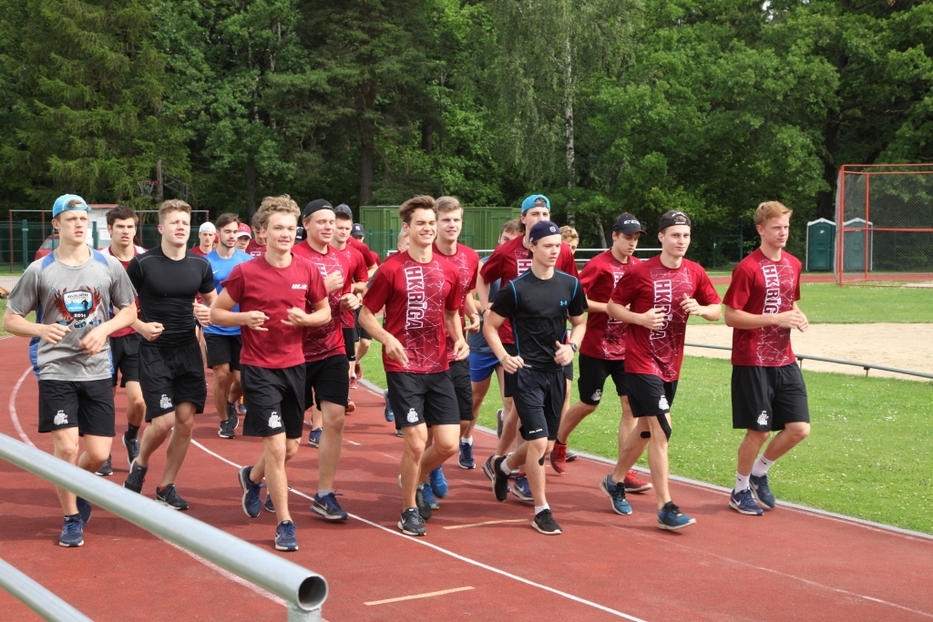 Treniņnometnē Gulbenē Rīgas jaunie hokejisti trenera Ronalda Ozoliņa vadībā attīsta izturību.	
Autors: Gatis Bogdanovs