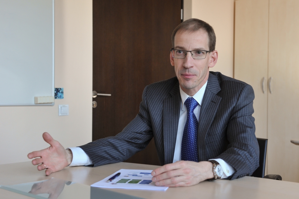 Gada laikā (no šā gada 1. augusta līdz 2017. gada 31. jūlijam) ikvienai mājsaimniecībai, kura būs mainījusi sava pieslēguma parametrus uz zemākiem, taču konstatēs, ka samazinātā jauda tomēr neļauj vienlaicīgi darbināt ikdienā lietojamās elektroierīces, jo bieži sāk atslēgties ievadaizsardzības automāts, tiks nodrošināta iespēja vienu reizi bez maksas atgriezties iepriekšējās jaudas robežās, akcentē Rolands Lūsveris.	
Autors:  Aivars Liepiņš, «Dienas mediji»