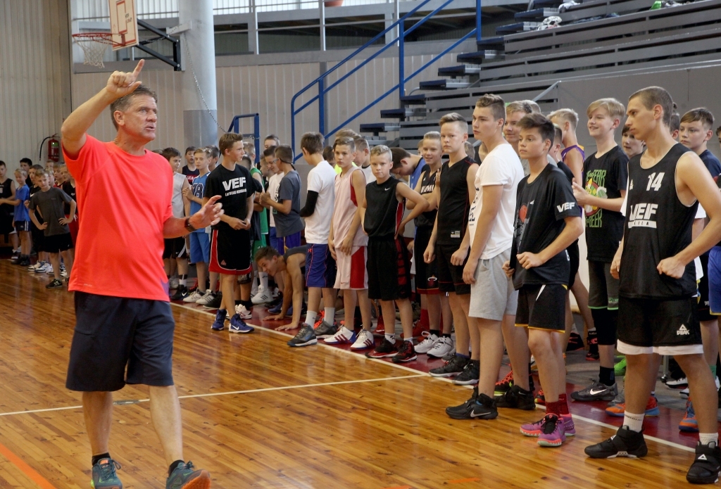 Gribētāju darboties basketbola nometnē bija ļoti daudz. Visi gribētāji nemaz tajā netika. Bērniem un jauniešiem bija iespēja trenēties ārzemju trenera Deila Leijera (ASV) vadībā. Viņš ne tikai vadīja praktiskās nodarbības, bet arī dalījās pieredzē, kā, piemēram, rast motivāciju.	
Autors: Gatis Bogdanovs