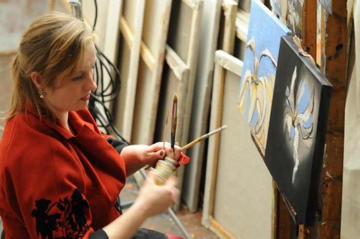 Anitra Bērziņa beigusi Latvijas Mākslas akadēmiju un ieguvusi maģistra grādu glezniecībā pie profesora Alekseja Naumova, viņa darbojas stikla tehnikās, veido kolekcijas Itālijā. 
Autors: no personiskā arhīva