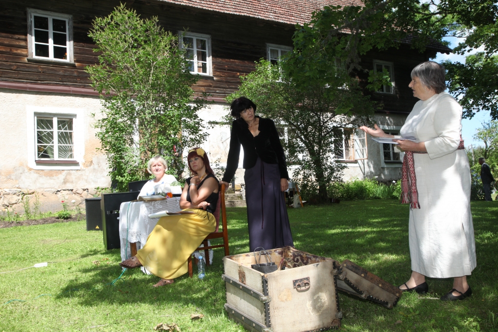 Lauma Krastiņa (no labās), kura savulaik kā studente kopā ar literatūrzinātnieku Kārli Egli piedalījusies Druvienas vecās skolas - muzeja iekārtošanā, jubilejas pasākumā atsauca atmiņā laiku pirms 50 gadiem un dāvināja muzejam vērtīgu fotogrāfiju, kā arī senu pūralādi. 
Autors: Gatis Bogdanovs