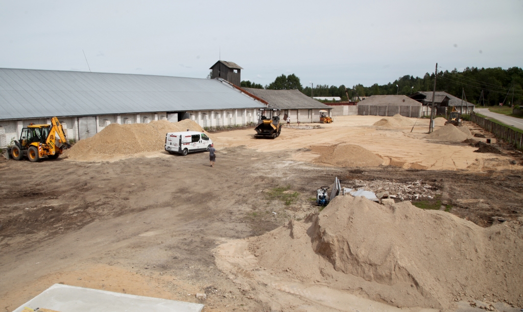 Šobrīd “Dobeles dzirnavnieka” topošajā graudu pieņemšanas punkta teritorijā norit vērienīgi labiekārtošanas darbi, lai jau tuvākajā nākotnē varētu uzsākt graudu iepirkšanu. 	
Autors: Gatis Bogdanovs