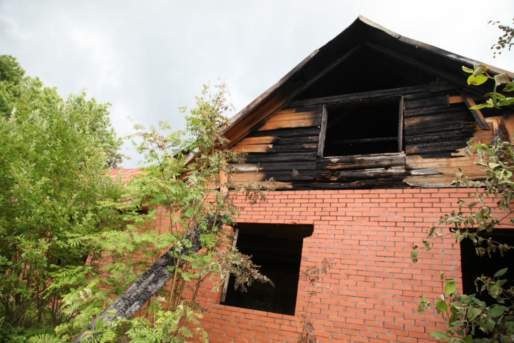 Lai arī ēka varbūt nemaz neizskatās pamesta, tā tomēr ir neapdzīvota, un tagad to izpostīja liesmas. Ugunsgrēku dzēsa četras stundas.	
Autors: Gatis Bogdanovs