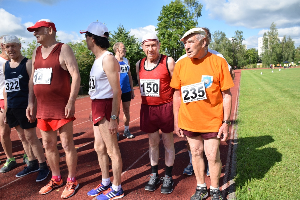 10 kilometru soļojumā Gunārs Rubenis (otrais no kreisās) un Andrejs Vācietis (otrais no labās) abi laboja Latvijas veterānu rekordus savās vecuma grupās.
Autors: “Staburags”