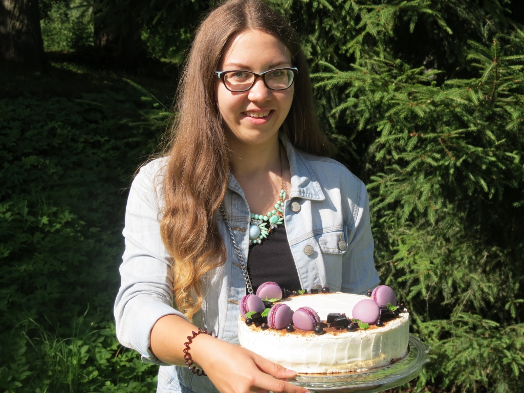 “Recepte pie manis atnāca pati. Viss sākās ar latviešu pamatproduktiem – biezpienu un rudzu maizi, kurus ietērpu biskvītā ar rudzu rīvmaizi, un tad prātoju, kas jūlijā aug dārzos un iederētos kūkā? Pirmā doma bija upenes. Tās lieliski papildina pamatsastāvdaļas. Pie upenēm ļoti labi der “Rīgas melnais balzāms”, no kura kopā ar upeņu sulu tapa želeja,” par uzvaras torti “Upene rudzos” stāsta Renāte Kalniņa. 
Autors: Gatis Bogdanovs