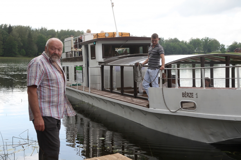Guntis Laiviņš, kurš strādā par sargu un pieskata  kuģītis domā, ka kuģītis būtu izbraucis savu ierasto ceļu bez jebkādiem starpgadījumiem, ja vien  tam netraucētu lielās ziemeļvēja brāzmas, kas ieskrējušās pāri ezeram un iedzinušas kuģīti niedrēs aptuveni 15 metrus no piestātnes. “ Šis ir pirmais šāds gadījums. Tas nav nekas ārkārtējs. Arī visi pasažieri izturējās ar sapratni un bija mierīgi,” saka G.Laiviņš.	
Autors: Gatis Bogdanovs 
