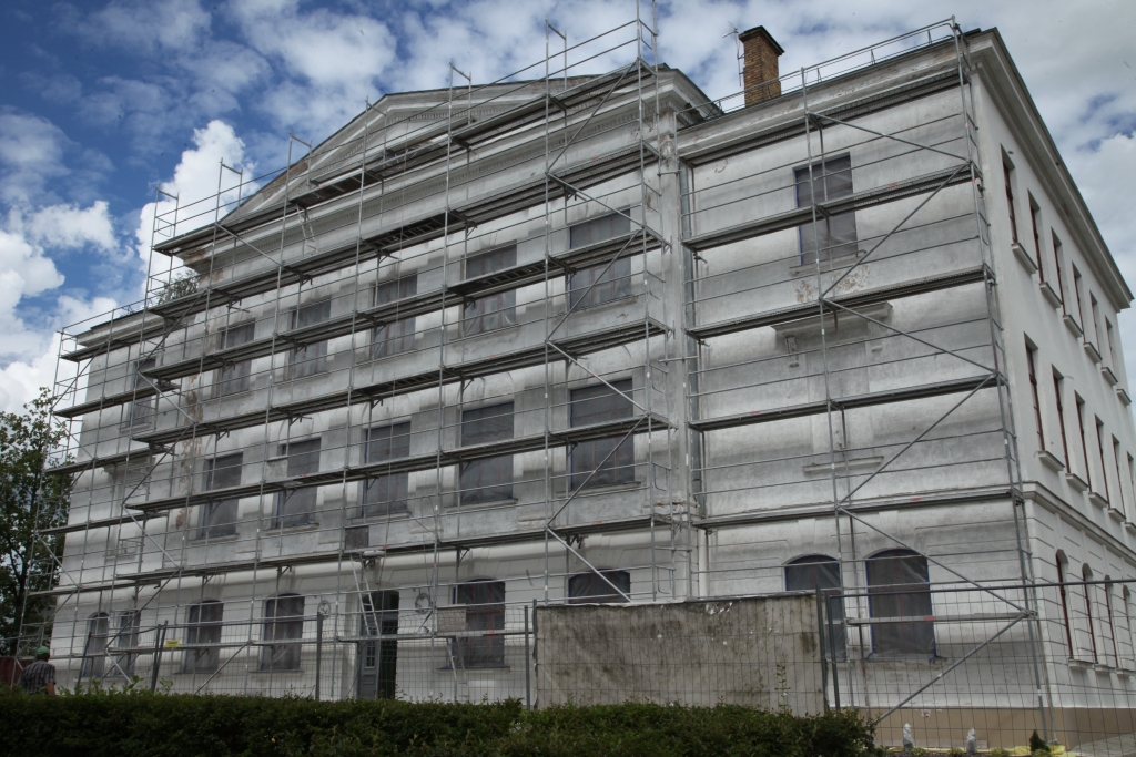 Šobrīd Gulbenes novada valsts ģimnāzijas ēkas priekšējo fasādi sedz stalažas, jo tiek mainīti logi, bet, sākoties jaunajam mācību gadam, šī ēkas daļa būs sakārtota. 	
Autors: Gatis Bogdanovs 