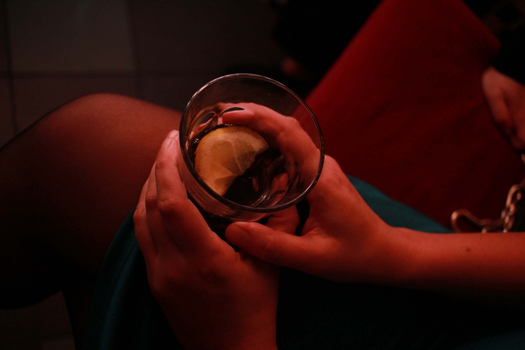 Ja cilvēks nelieto alkoholu un apmeklē dažāda veida terapiju – ne tikai medikamentozo, bet arī atbalsta grupas - tad remisija iestājas pēc astoņiem gadiem. Ejot uz katru vizīti pie narkologa, personai ir jāmaksā pacienta maksa – 4,27 eiro. Ja cilvēkam ir trūcīgās personas izziņa, tad no šīs maksas viņš ir atbrīvots. Ja persona ārstēsies stacionārā, piemēram, Straupē vai Narkoloģijas centrā Rīgā, tad viņam būs jāmaksā stacionāra noteiktā dienas maksa. Ir Minesotas programma, kur ar ārsta nosūtījumu ārstēšanās maksā lētāk, bet bez ārsta nosūtījuma jārēķinās ar vairāk nekā 700 eiro. Tad 28 dienas jāpavada stacionārā, izejot psihoterapijas kursu. 	
Autors: Diāna Lozko