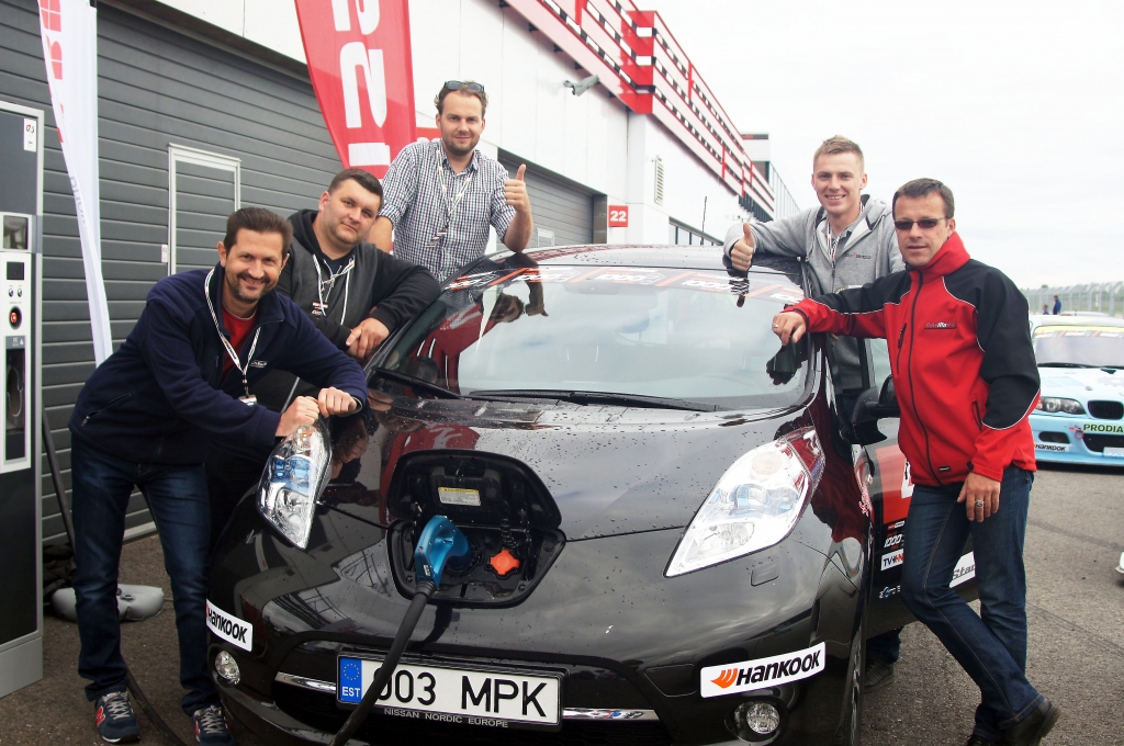 „Nissan Leaf” un Latvijas komanda: Guntars Pulss (no kreisās), Viesturs Saukāns, Oskars Kaņeps-Kalniņš, Aigars Tīdmanis un Ainārs Zariņš.