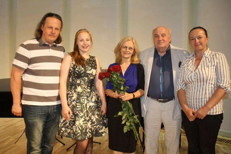 Donāts Veikšāns kopā ar savu ģimeni un Daci Aperāni, kas ir pasaules latviešu mūziķu meistarkursu iedzīvinātāja.	
Autors: no personiskā arhīva