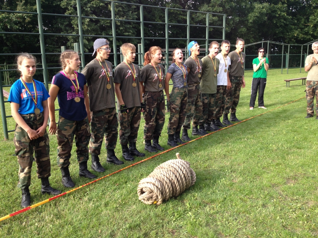 Latvijas jaunsargi parādīja rakstura stingrību, vienotību, labu komandas darbu un izcīnīja 1.vietu virves vilkšanā. 
Autors: no personiskā albuma