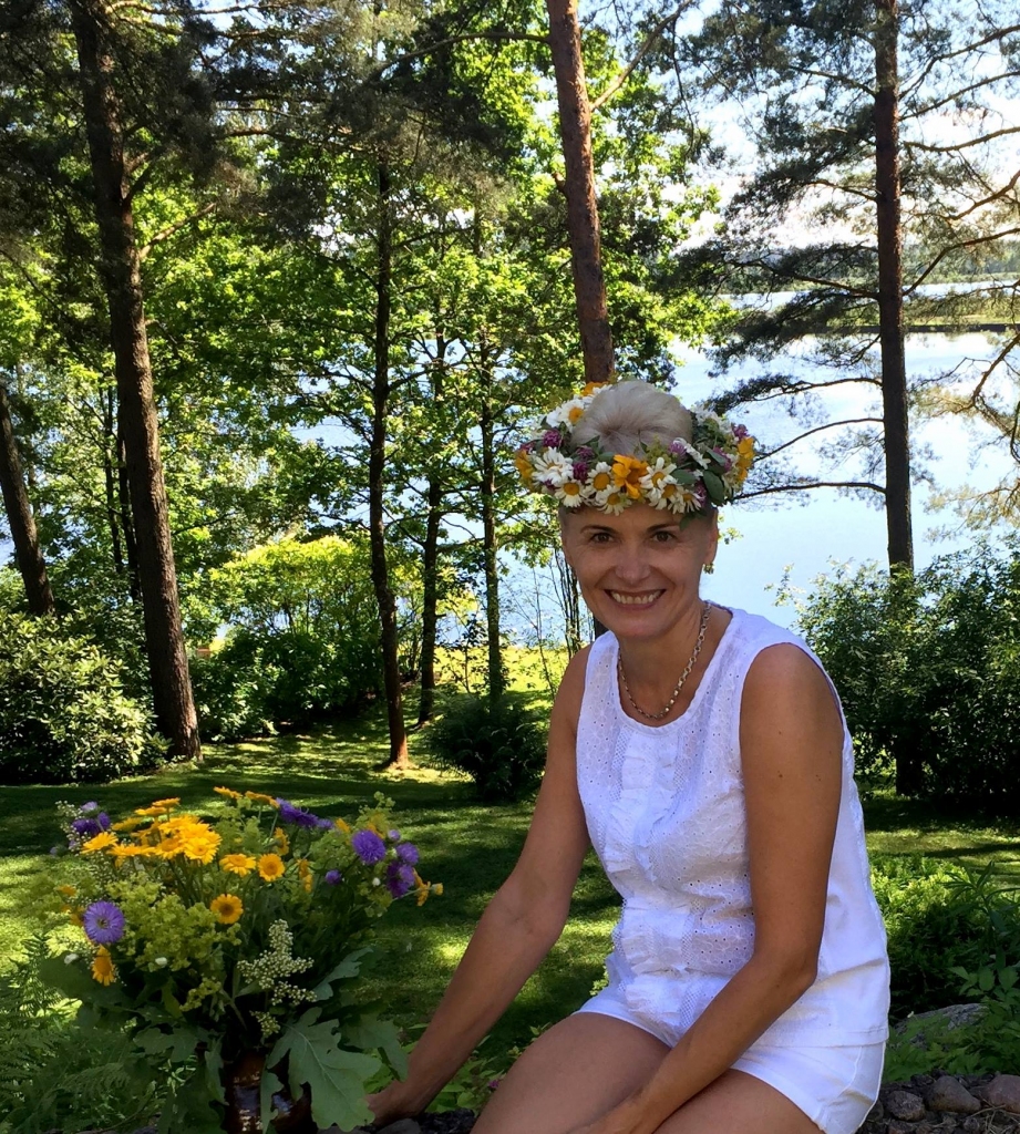 Aiva Vīksna šī gada Jāņos ar pašas darinātu ziedu vainagu galvā.
Autors: no personiskā albuma