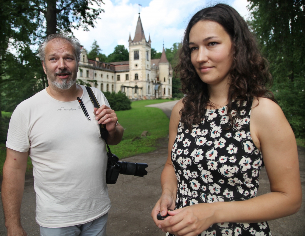 “Ir interesanti vērot, kā plenēra dienās pie katra mākslinieka atnāk iedvesma: vienam tā ir klāt uzreiz, cits to meklē un atrod,” saka šā pasākuma idejas autors Normunds Cercins. Viņa meita Karlīne ir aicināta palīdzēt māksliniekiem radīt piemērotu vidi veiksmīgam darbam.
Autors: Gatis Bogdanovs