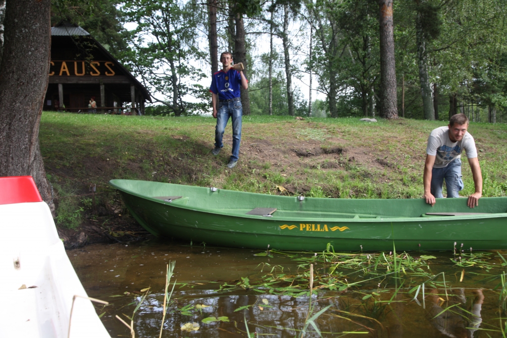 Atpūtnieki labprāt izmanto iespēju “Lāčausī” izīrēt katamarānu vai laivu. Iespēju vizināties ar laivu pa Stāmerienas ezeru izmanto arī Agris, kurš uz Stāmerienu atbraucis no Alūksnes novada Kalncempju pagasta, un vietējais puisis Andris.  
Autors: Gatis Bogdanovs