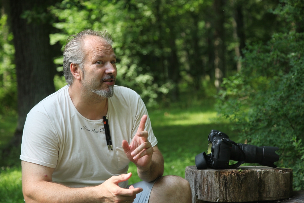 Kas viņš ir – vairāk uzņēmējs, mākslas pazinējs vai mākslinieks? Normunds Cercins galvu par to nelauza. Viņš īsteno sapņus, un tas nav lēti. Tā ir iespēja pašam un mākslas baudītājiem distancēties no prakticisma un ieraudzīt citādu realitāti.	
Autors: Gatis Bogdanovs