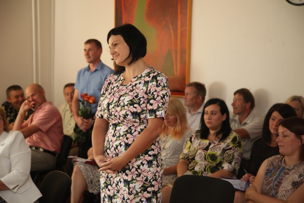 Gulbenes novada domes sēdē, apstiprinot amatā Sintiju Ločmani, deputātiem nebija jautājumu jaunajai Stāķu bērnudārza vadītājai. Savukārt Stradu pagasta pārvaldes vadītājs Juris Duļbinskis, vēlot veiksmi, S.Ločmani sveica ar ziediem.
Autors: Gatis Bogdanovs