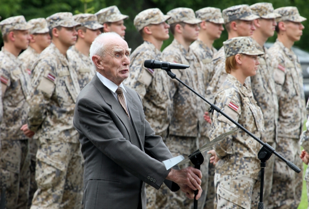 J.Zvaigznem, kurš ir neiztrūkstošs 14.jūnija pasākumos, kas notiek pie Latvijas armijas virsnieku piemiņas piemiņai veltītā pieminekļa “Sāpju siena”, būs daudz ko pastāstīt arī šī salidojuma viesiem, jo vēsturniekam Litenes vēstures fakti ir kā uz delnas. Par ieguldīto darbu J.Zvaigzne saņēmis arī Triju Zvaigžņu ordeni. 
Autors: no Dzirksteles arhīva