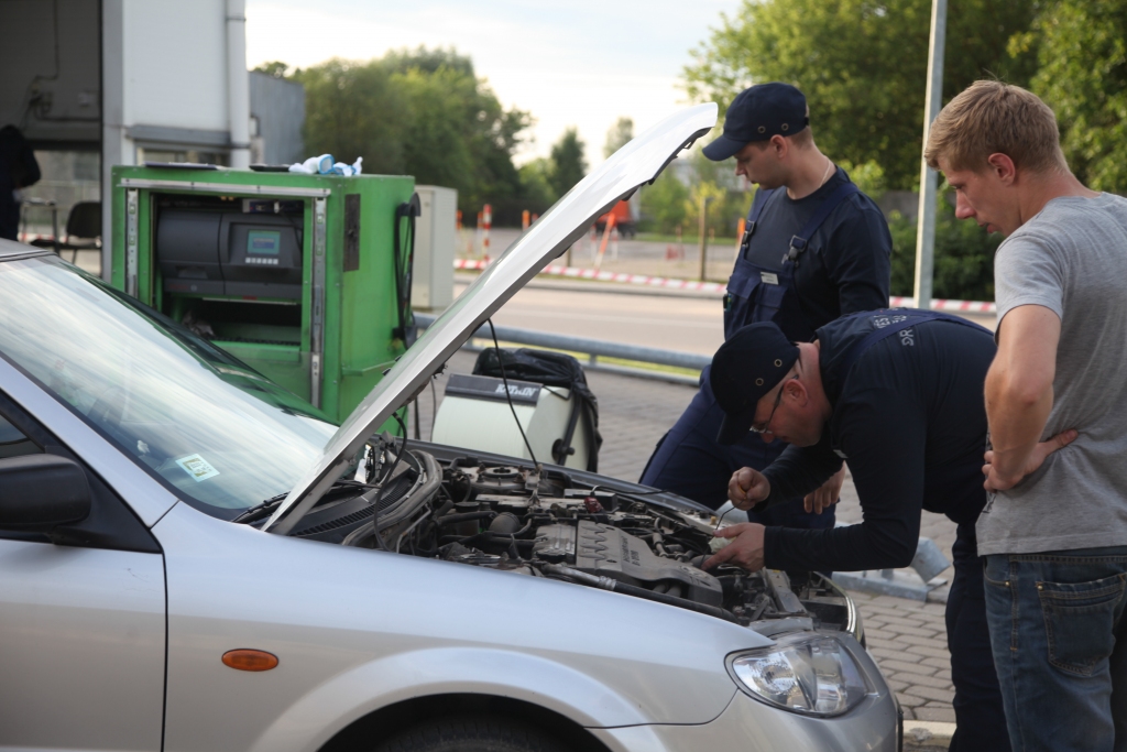 Gulbenē “ Tehniskās apskates naktī” pārbaudītajiem automobiļiem tika atklātas arī visai nozīmīgas vainas, piemēram, tādas, kas bija saistītas ar bremžu sistēmu, degvielas noplūdi un riepām. 
Autors: Gatis Bogdanovs