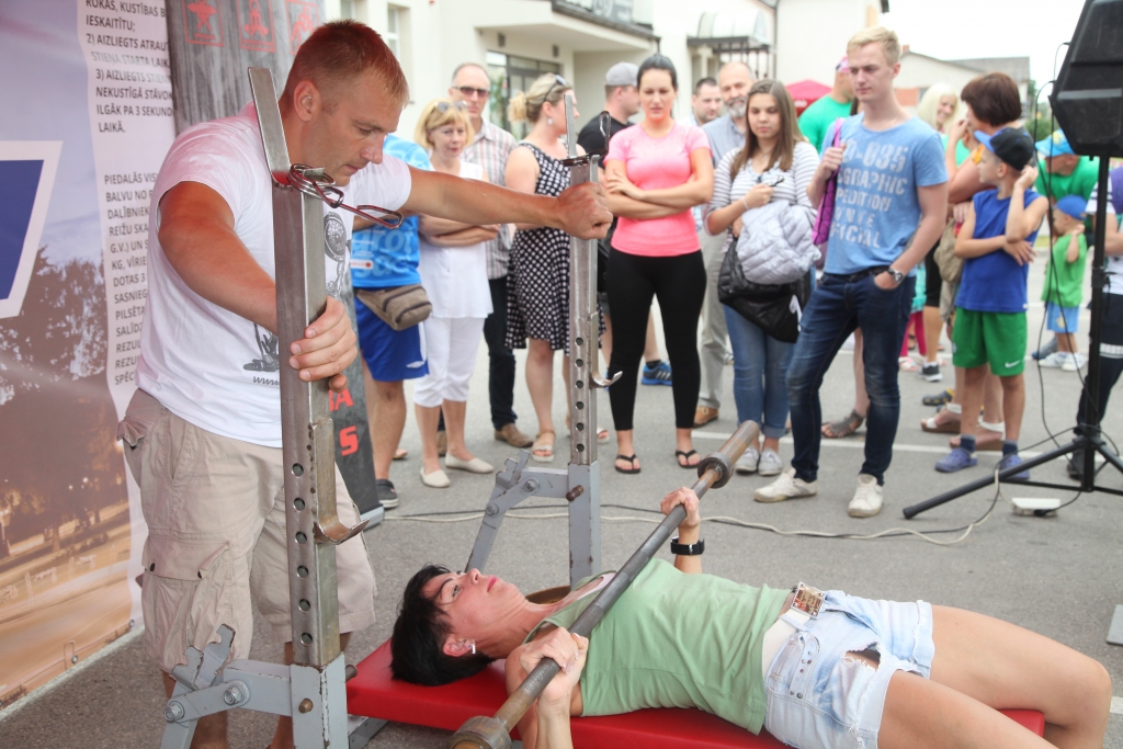Gulbeniete Oniksa Balode, kura pirmo reizi piedalās šajās sacensībās, 20 kilogramus smago svaru stieni uzspieda 35 reizes. Viņa necerēja, ka tik daudz uzspiedīs. “Mēs, meitenes no aerobikas grupas, sarunājām, ka šogad piedalīsimies šajās sacensībās. Tas bija apzināts gājiens. Pirms tam mēs arī patrenējāmies, lai saprastu, cik daudz vispār varam uzspiest,” “Dzirkstelei” saka O.Balode.	
Autors: Gatis Bogdanovs