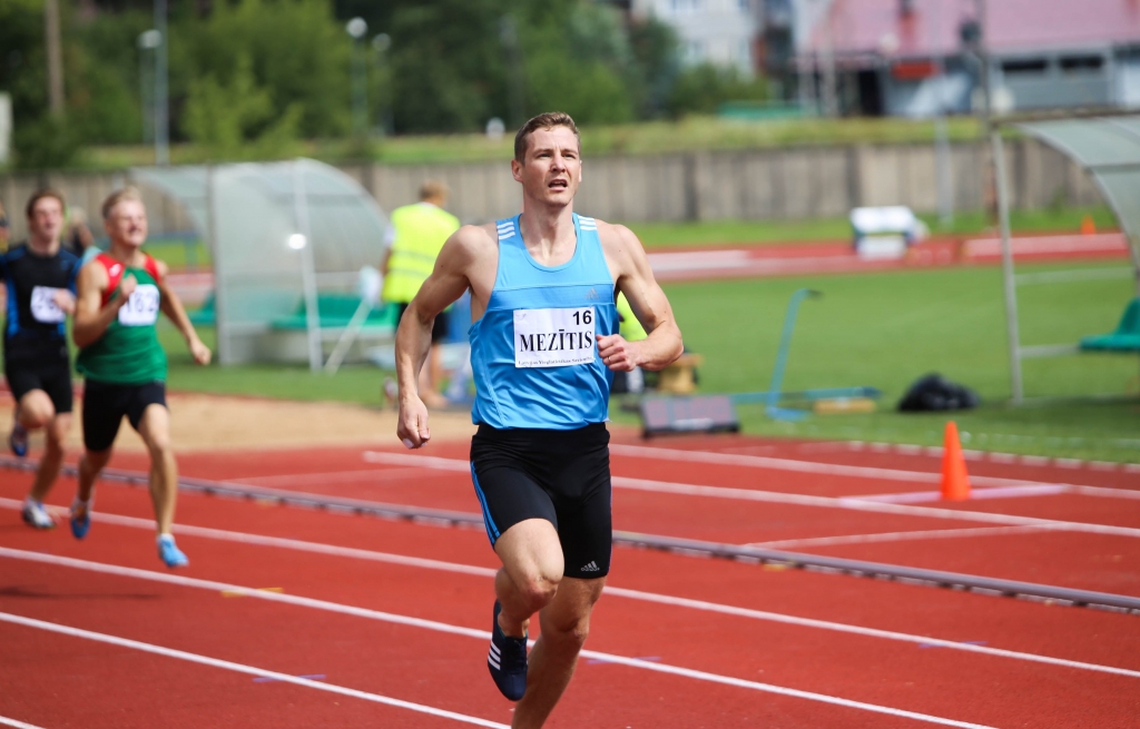 Ar oriģinālu personisko numuru. Tā gulbenietis Jānis Mezītis startēja un guva dubultu uzvaru Latvijas 2016.gada čempionātā vieglatlētikā Ogrē. 	
Autors: Ritvars Raits