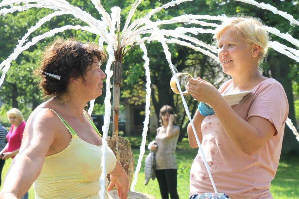 Ar cilvēku radošās izdomas palīdzību jaunu veidolu ir ieguvusi strūklaka Jaungulbenes pils priekšā. Par strūklakas imitāciju gādājušas arī idejas autore Inga Nagle (no kreisās) un viņas palīdze Inese Lesiņa.	
Autors: no privātā arhīva