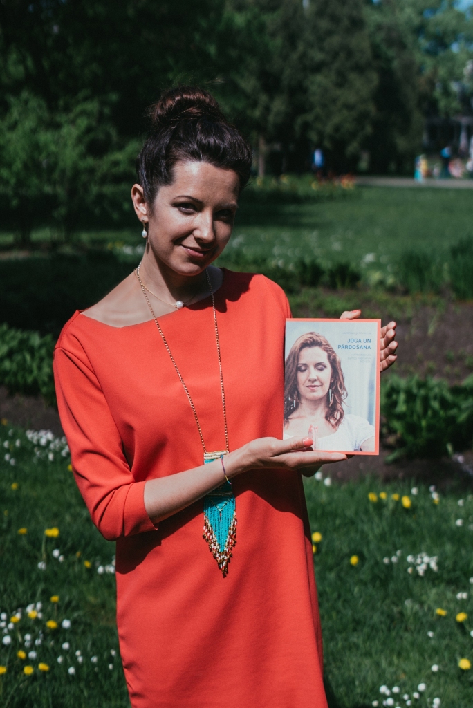 “Par spīti, ka pēc dabas esmu kā kaķis, kuram patīk staigāt, kur pašam tīk, un būt neatkarīgai, atkal un atkal secinu, ka it viss šajā pasaulē ir mijiedarbība jeb enerģijas apmaiņa,” savā grāmatā “Joga un pārdošana” raksta novadniece Laura Vanaga-Mickeviča.
Autors: no personiskā arhīva