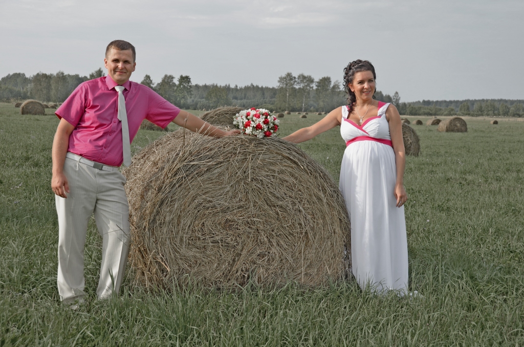 Visbaltākā un visīpašākā vasaras diena Ludmilai un Marekam ir 3.augusts, kad divas mīlošas sirdis teica jāvārdu. Kāzu dienā – abi gaumīgi sapucēti un skaisti! 	
Autors: no personiskā arhīva