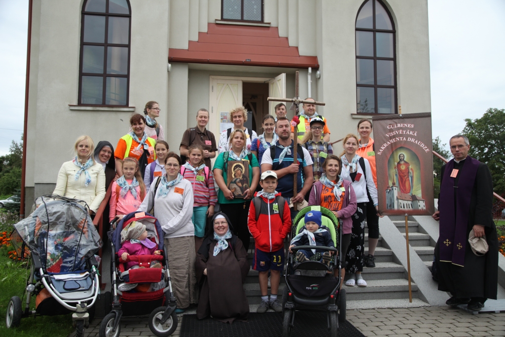 Neliels, taču ņiprs kristiešu pulciņš vakar no Gulbenes sāka apmēram 140 kilometru garo svētceļojumu uz Aglonu. Kopā ar visiem iet Gulbenes katoļu draudzes priesteris Andžejs Stoklosa (pirmais no labās). 
Autors: Gatis Bogdanovs
