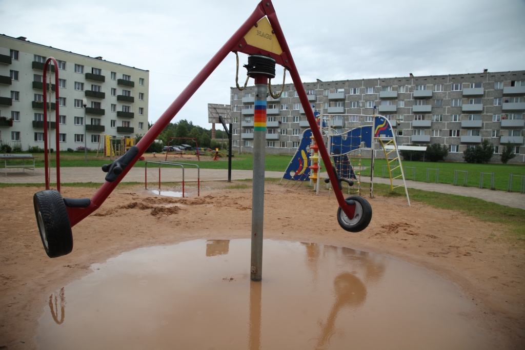 Lai gan bērnu rotaļlaukumā, kas atrodas Nākotnes ielā, bērniem ir iespējams izkustēties, tomēr vecāki vēlas, lai tur būtu iespējams uzturēties arī pavisam maziem bērniem un lai pēc lietus laukuma zemākas vietas nepārvērstos nelielos ezeriņos. 	
Autors: Gatis Bogdanovs