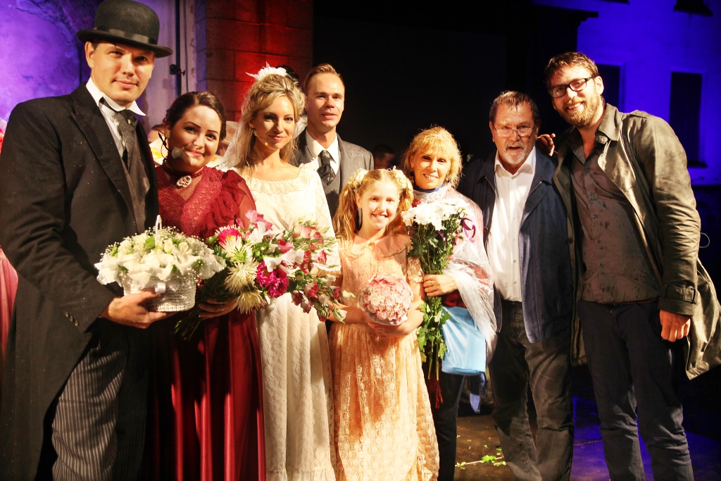 Kopā ar muzikālā uzveduma “Barona meitas septiņi sapņi” māksliniekiem Nauri Indzeri (no kreisās), Sabīni Krilovu, Aneti Troici, Ati Barinski fotografējās arī Jaungulbenes pils barona un baroneses meitas Benitas Natālijas Adas, sauktas arī par Bitīti, mazdēls un mazmazdēls. Kopā ar viņiem – izrādes režisore Rita Lūriņa. 
Autors: Gatis Bogdanovs