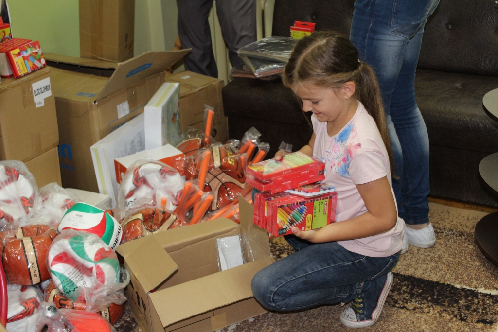 Vakar Gulbenes 2.vidusskola saņēma SIA “Maxima Latvija” sarūpēto jauno inventāru, kas sagādāts uzņēmuma organizētajā izglītības atbalsta programmā „Savai skolai”. “Vislielākais prieks, ka šī akcija saliedēja skolu un ģimenes,” saka Gulbenes 2.vidusskolas skolotāja Dita Grigore. 
Autors: SIA “Maxima Latvija”