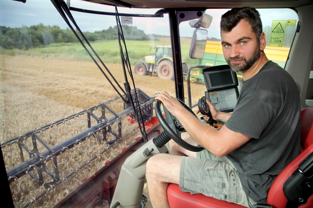 Galgauskas pagasta zemnieku saimniecības “Torņkalns” saimnieks Andris Gargurnis, kurš apsaimnieko vairāk nekā 600 hektārus lauksaimniecībā izmantojamās zemes un nodarbojas ar graudkopību, nav vienīgais, kurš steidz izmantot katru stundu, kad nelīst lietus, lai novāktu izaudzēto labību. Lai šis darbs veiktos raitāk, saimniecībā šobrīd tiek nodarbināti divi kombaini. Kopsaimniecību laikā bieži minēto saukli, ka “druvā katra minūte dārga”, var attiecināt arī šo vasaru. Arī A.Gargurnis, sēžot pie kombaina stūres, vārdos ir skops: ”Nav laika! Jāsteidz pļaut labību!”  
Autors: Gatis Bogdanovs