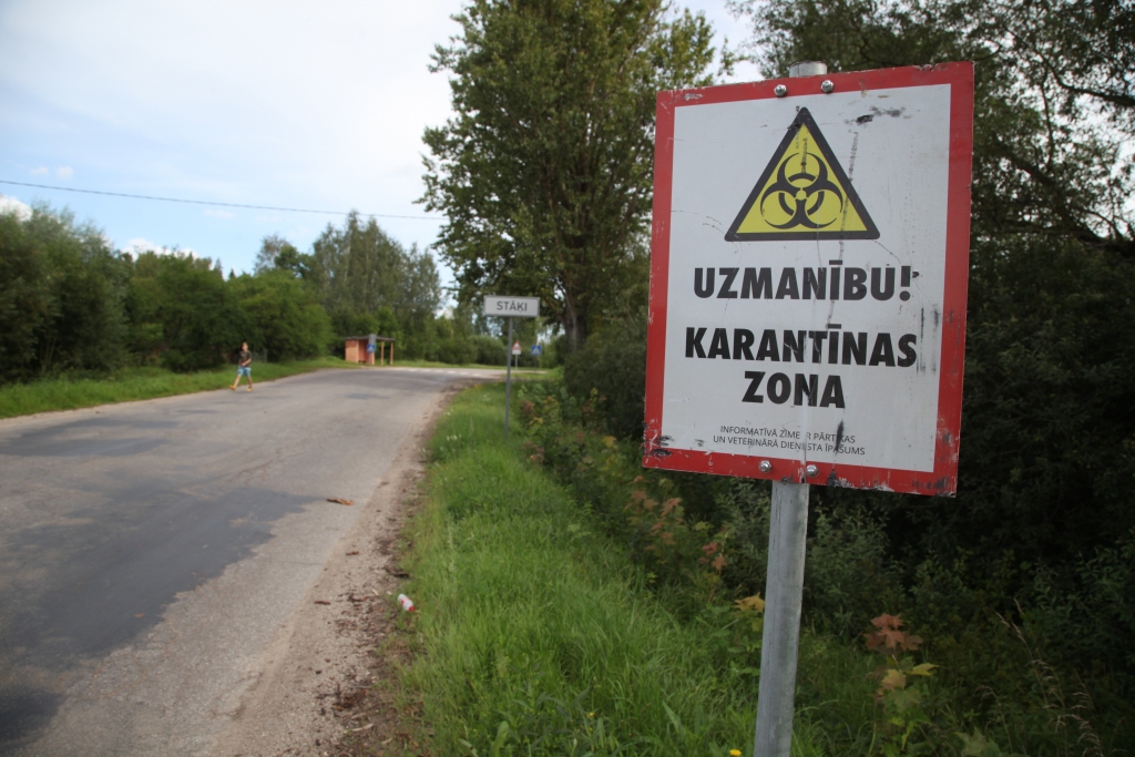Stradu pagastā trīs un desmit kilometru radiusā no saimniecības, kur mājas cūkām tika atklāts Āfrikas cūku mēris, ir izvietotas brīdinošas zīmes, kas norāda, kur sākas karantīnas zona.  
Autors: Gatis Bogdanovs  
