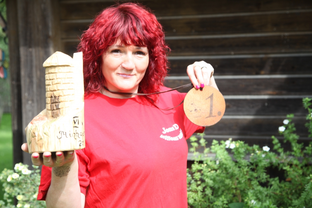 Komandas “Jons D” kopā saturētāja Jolanta Kuprovska vienā no sacensību veidiem “Smeķēšana” sev par pārsteigumu ieguva pārliecinošu 1.vietu, jo spēja sataustīt, saost un sagaršot visu, kas bija norādīts. To apliecina viņai piešķirtā medaļa un noderīga dāvana. Fotogrāfijā Jolanta rokās tur arī kausu, kas tika pasniegts visai komandai.
Autors: Gatis Bogdanovs