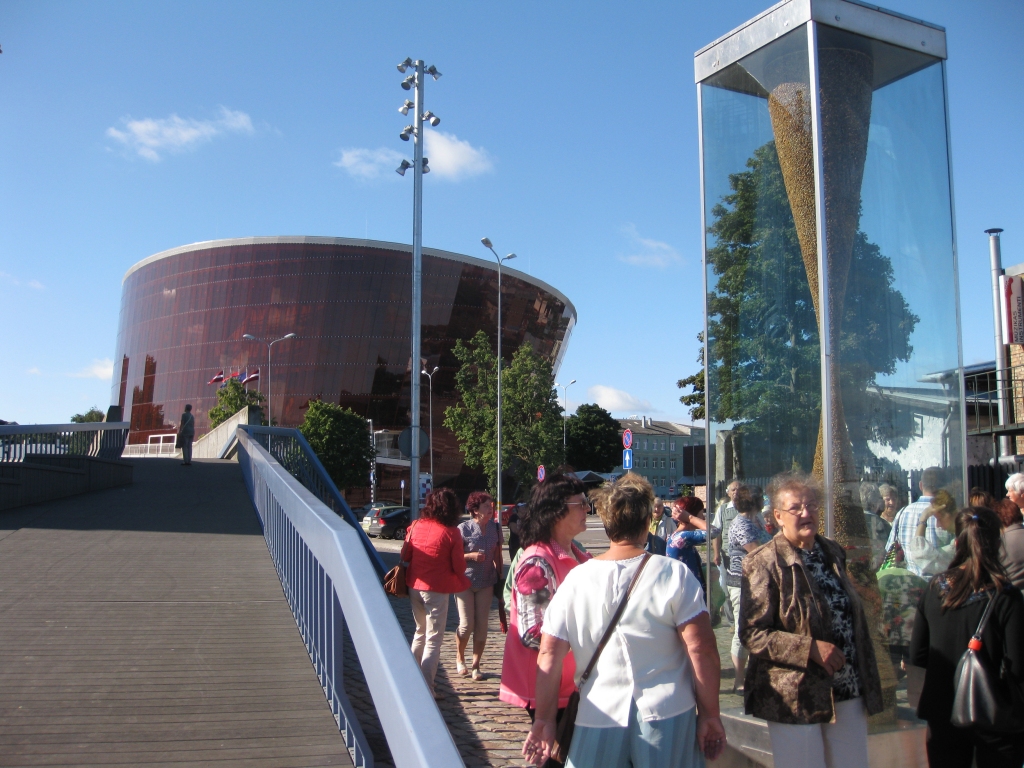 Liepājas mūzikas “dārgakmens” – koncertzāle “Lielais dzintars”, kas tika atklāta pagājušā gada beigās, ir iespaidīga gan no ārpuses, gan no iekšpuses. Arī smilšu pulkstenis Liepājā veidots no dzintara gabaliņiem - kur jūra, tur dzintars. 
Autors: Pārsla Konrāde