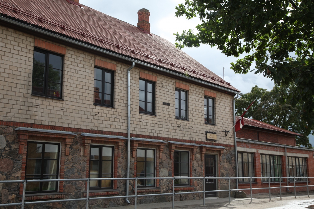 Stāķu pamatskolas ēka šobrīd ir klusa un bērnu balsis gaidoša. Tikai tās iekšienē rosās strādnieki, kas steidz sagatavot telpu bērniem, kuri vēl tikai rudenī sāks savas skolas gaitas. 
Autors: Gatis Bogdanovs   