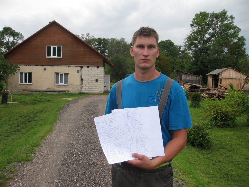 Plūdi Gulbenē šovasar ir ne tuvu tikai vienas ģimenes mājas problēma! Līdzīgi Artūram Krievam, kura māja ir Brīvības ielā, daudziem lietus dēļ ūdens bija līdz mājas slieksnim, pludoja siltumnīcas un nebija iespējams nopļaut zālājus. Artūrs vāc iedzīvotāju parakstus, kurus iesniegs pašvaldībai līdz ar prasību risināt pilsētā šo problēmu. 	
Autors: Diāna Odumiņa 