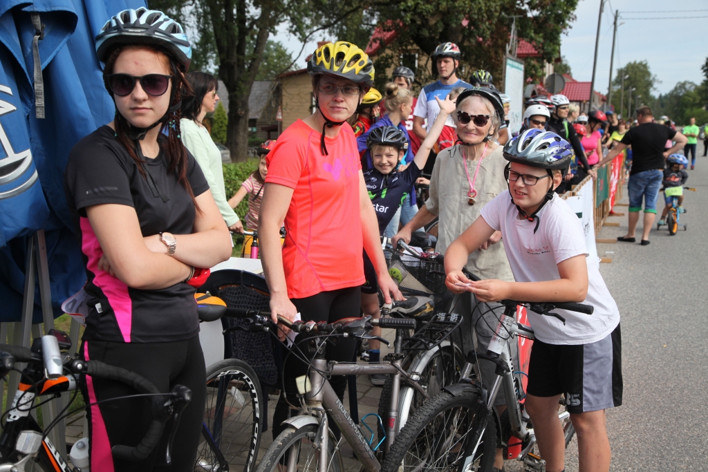 10 kilometru Riteņbraukšanas sacensībās šogad startēja 249 dalībnieki, no kuriem viscienījamākā vecuma kundze bija lejasciemiete Edīte Bondiņa (trešā no kreisās). Viņa distanci veica 37,03 minūtēs. 	
Autors: Gatis Bogdanovs