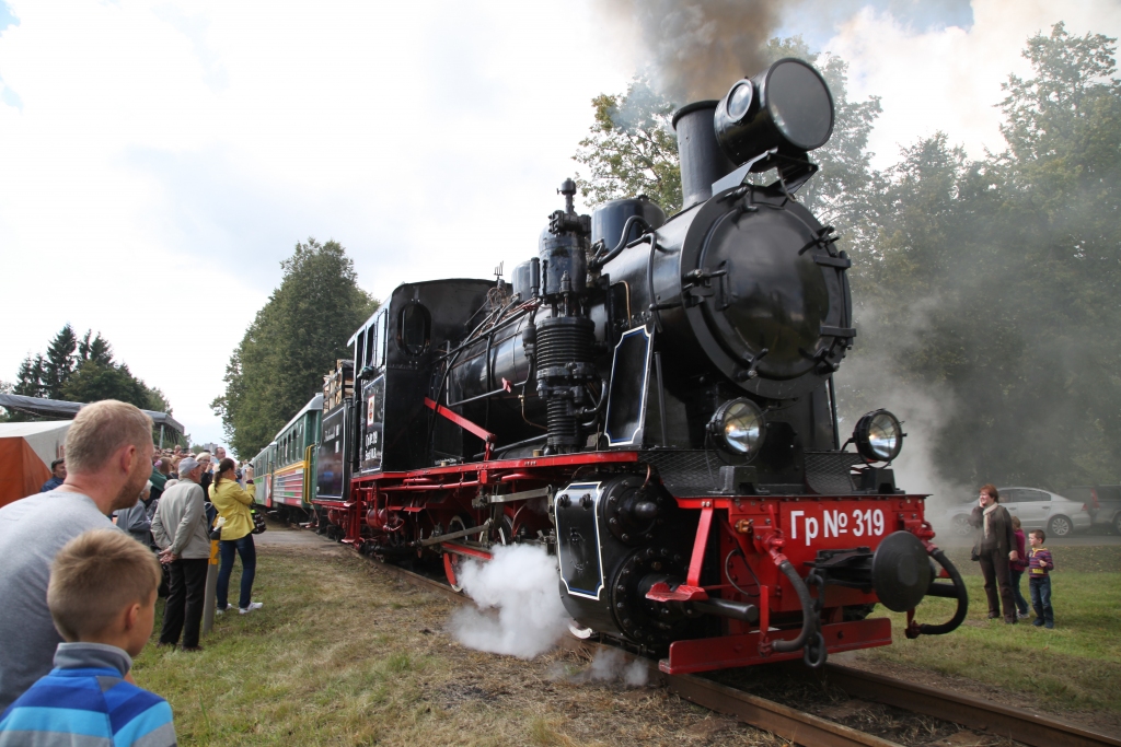 Stāmerienas stacijā bānīša svētkos mazais vilcieniņš vienmēr ir ļaužu sagaidīts, sveikts un atkal pavadīts tālāk uz Alūksni.. Vienmēr te valda vispusība arī tradicionālajā bazārā, kur pārdod, pērk un kaulējas. Vienmēr te dzied un dejo. Tā tas būs arī pavisam drīz 3.septembrī.  
Autors: no “Dzirksteles“ arhīva