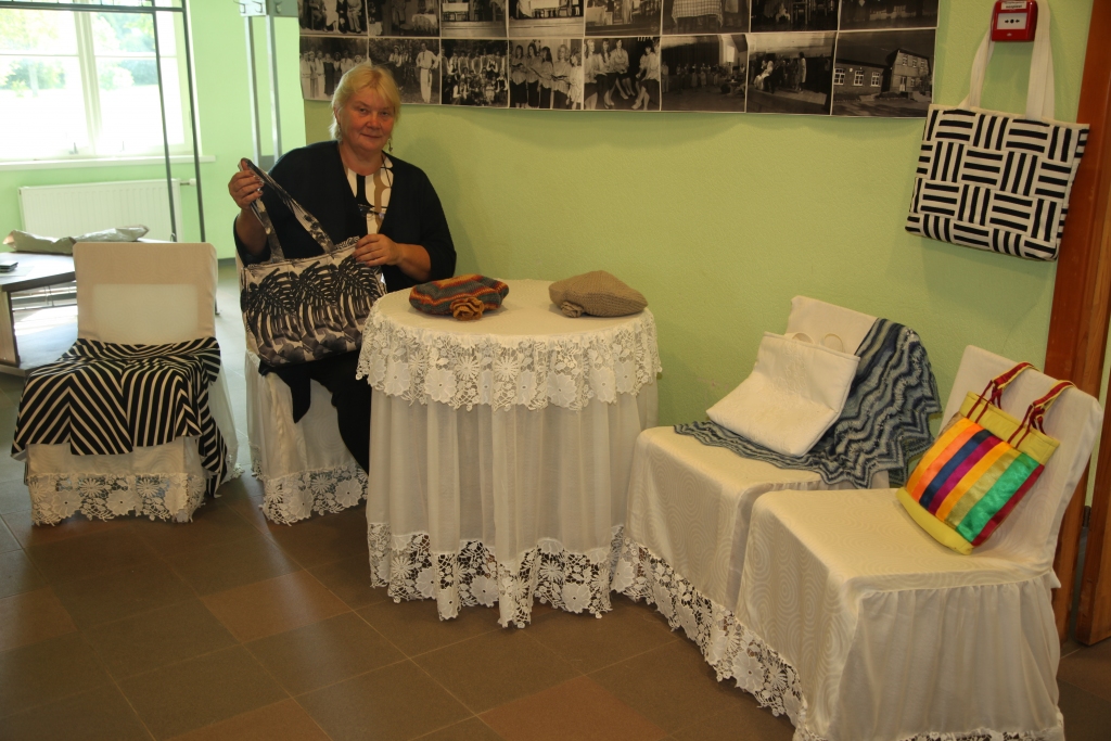 Galgauskas pagasta čaklās rokdarbnieces atkal ir gatavas ar oktobri pulcēties kopā katru otrdienu, lai ne tikai strādātu ar “Silver” tipa adāmmašīnu, bet darinātu atkal kaut ko jaunu un skaistu. Kopā ar Sarmīti (no kreisās) Maija Simone, Silvija Pauga, Staņislava Razminoviča, Meta Lēģere un Veneta Krevica pagājušā gada novada amatnieku darbu izstādē.	
Autors: no “Dzirksteles” arhīva 