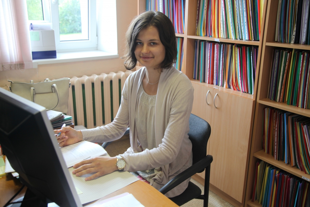 Gulbeniete Viktorija Miņina kopš maija radusi iespēju strādāt pie tiesu izpildītājas. Tur viņa tiks nodarbināta, kā paredzēts līgumā, līdz nākamā gada maijam. Vai viņai te būs darba iespējas arī turpmāk, to rādīs laiks. 
Autors: Gatis Bogdanovs