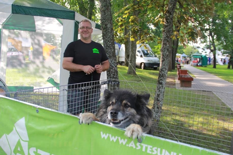 “Astes un Ūsas” vadītājs Modris Briedis aicina ikvienu apmeklēt labdarības vakaru.
Autors: Agita Bērziņa